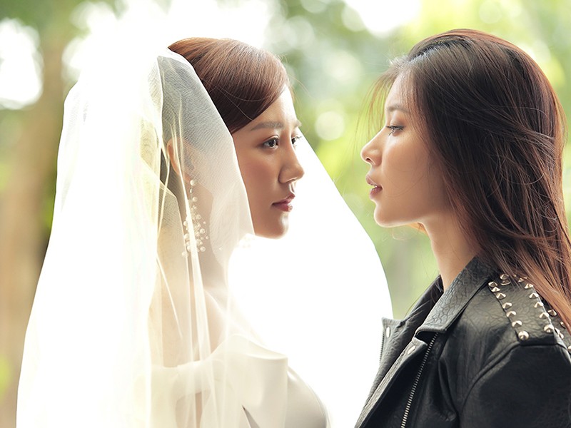 Van Mai Huong gay soc voi nu hon dong tinh trong MV moi-Hinh-11