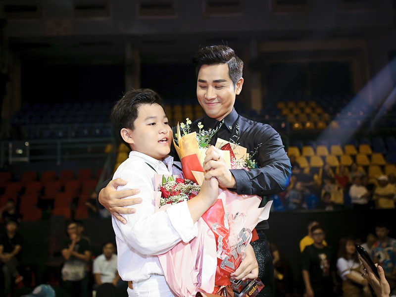 Dau chi doc nham ket qua The Voice Kids, Nguyen Khang dinh loat lum xum