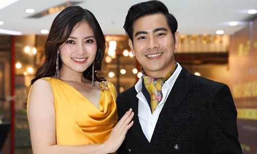 Thanh Binh phan ung ra sao khi lo anh nam tay co gai la?-Hinh-2