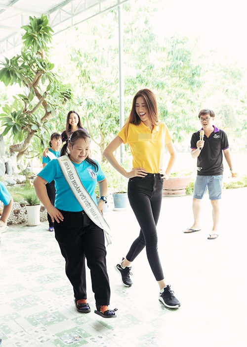 Hoa hau Khanh Van vui ve day tre em catwalk trong chuyen tu thien-Hinh-12