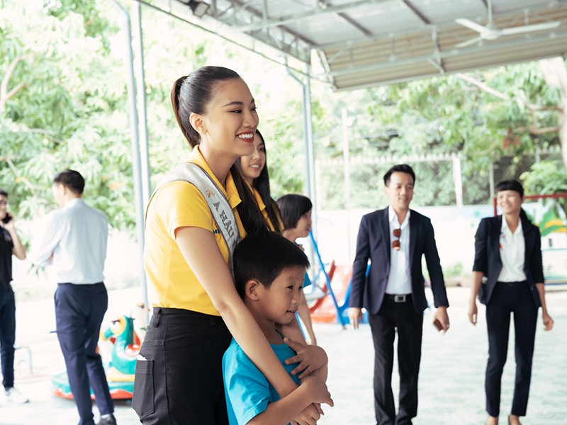 Hoa hau Khanh Van vui ve day tre em catwalk trong chuyen tu thien-Hinh-2