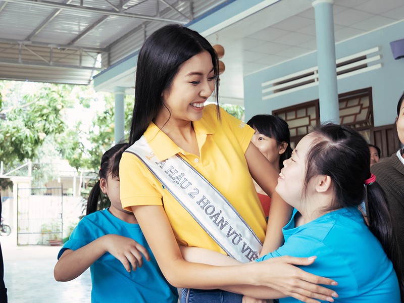 Hoa hau Khanh Van vui ve day tre em catwalk trong chuyen tu thien-Hinh-3