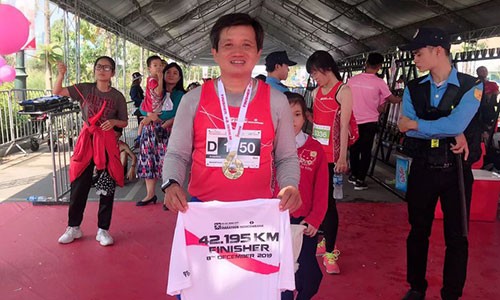 Sau khi thoi viec, ong Doan Ngoc Hai chay marathon va doat huy chuong