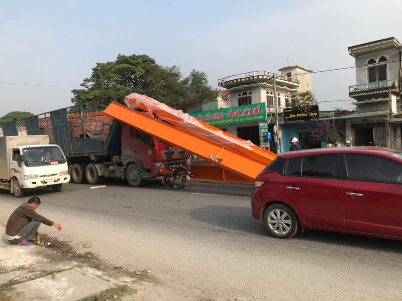 Xe may “gam” dau container, hang tan sat lao qua cabin-Hinh-2