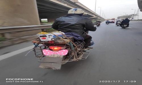 Mon do buoc phia sau xe nguoi dan ong khien tat ca cay mat