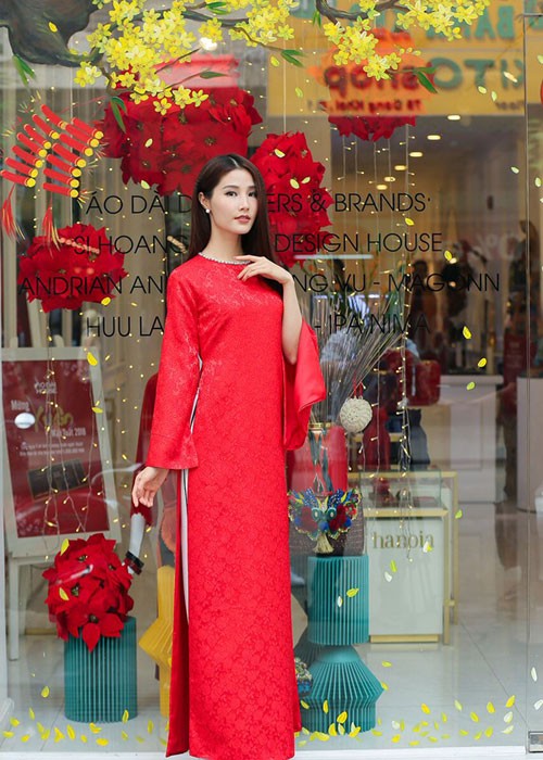 Ngam my nhan Viet dien ao dai do, don may man dau nam-Hinh-11