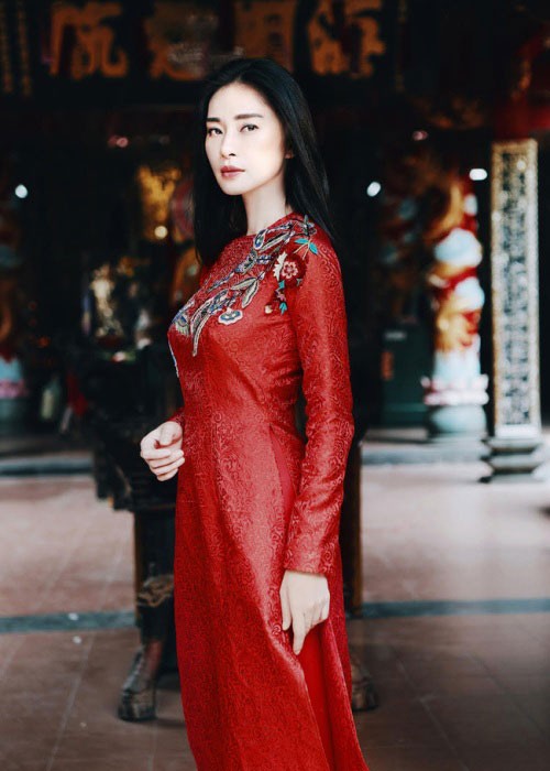 Ngam my nhan Viet dien ao dai do, don may man dau nam-Hinh-4