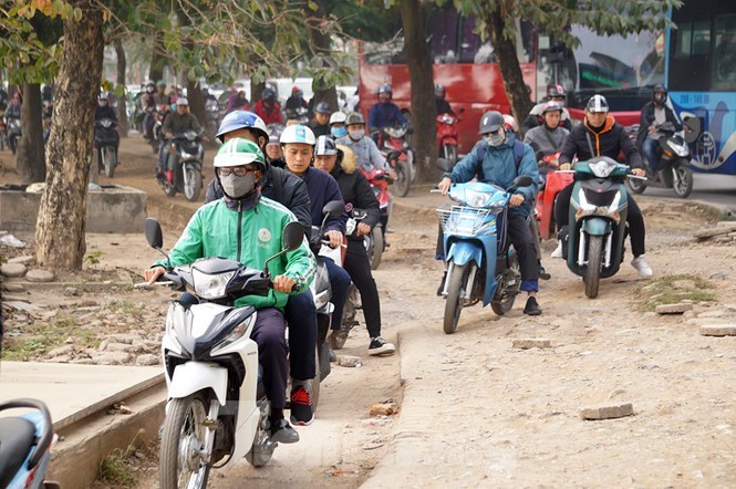 Nguoi dan tay xach nach mang ve que an Tet, cua ngo Thu do Ha Noi te liet-Hinh-10