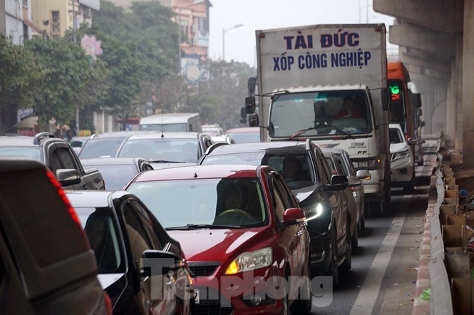 Nguoi dan tay xach nach mang ve que an Tet, cua ngo Thu do Ha Noi te liet-Hinh-13