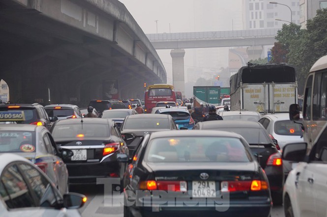 Nguoi dan tay xach nach mang ve que an Tet, cua ngo Thu do Ha Noi te liet-Hinh-7