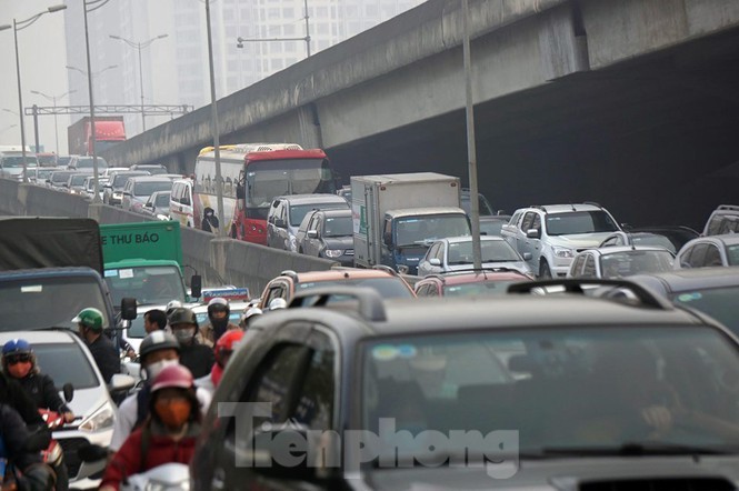 Nguoi dan tay xach nach mang ve que an Tet, cua ngo Thu do Ha Noi te liet-Hinh-8