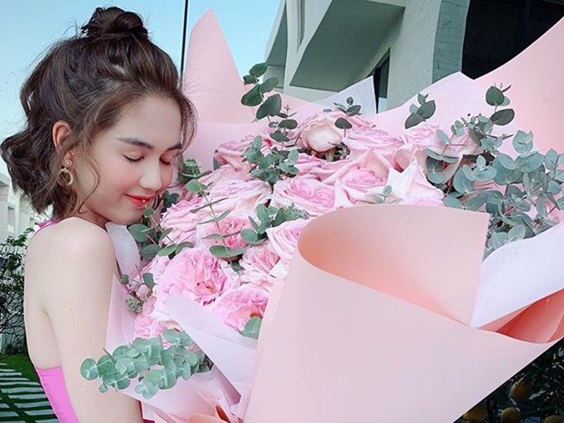 Ngoc Trinh khoe qua Valentine, co tinh moi kem tuoi?-Hinh-2