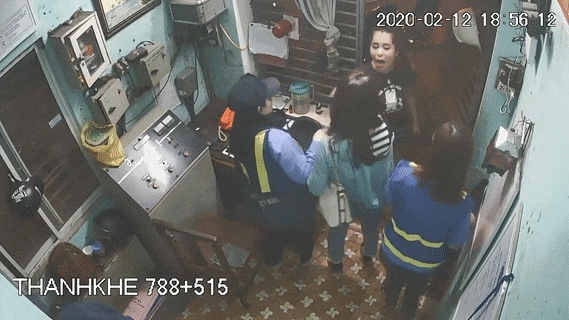 Phong vien VTV8 bi hanh hung khi tac nghiep