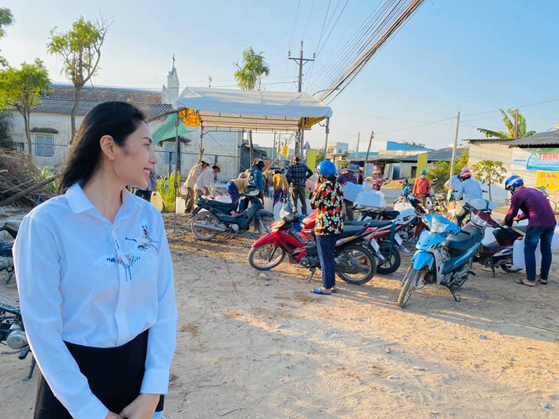 Chet cuoi, Cong Vinh bi nghi la... trom cho khi di khao sat cung Thuy Tien-Hinh-7