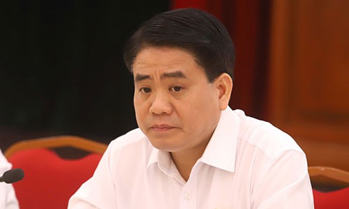 Chu tich Nguyen Duc Chung dong cam voi nguoi dan song quanh bai rac Nam Son