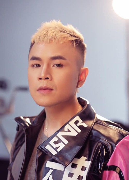Chan dung rapper Binz ngoi ghe nong “Rap Viet“ dang gay sot-Hinh-2