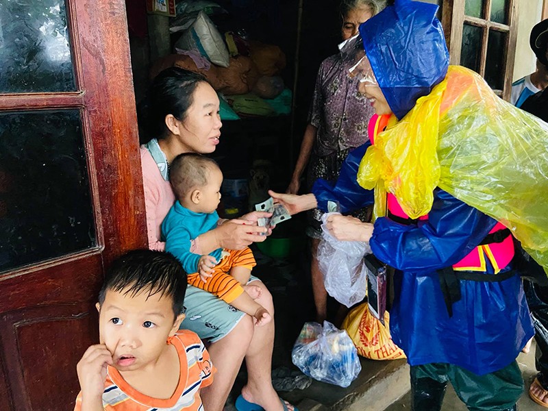 Me ruot Ho Ngoc Ha loi nuoc trao qua o mien Trung-Hinh-4