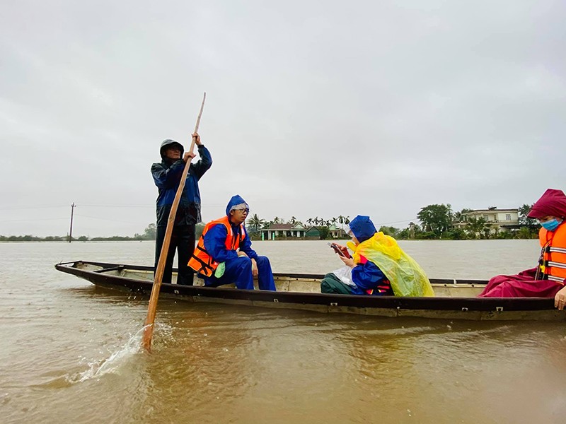 Me ruot Ho Ngoc Ha loi nuoc trao qua o mien Trung-Hinh-6