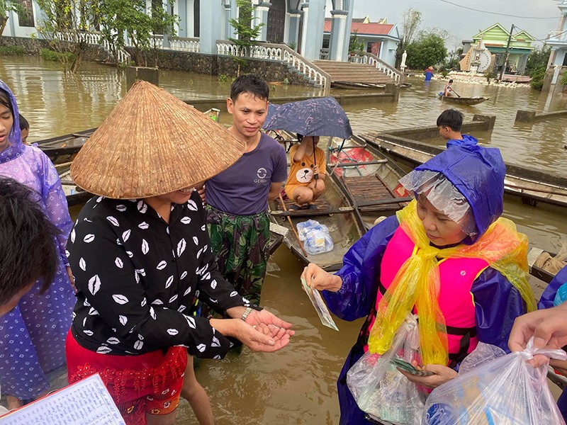 Me ruot Ho Ngoc Ha loi nuoc trao qua o mien Trung-Hinh-9