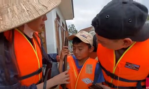 2 tre ngheo mien Trung bat khoc khi Thuy Tien tai tro tien hoc-Hinh-3