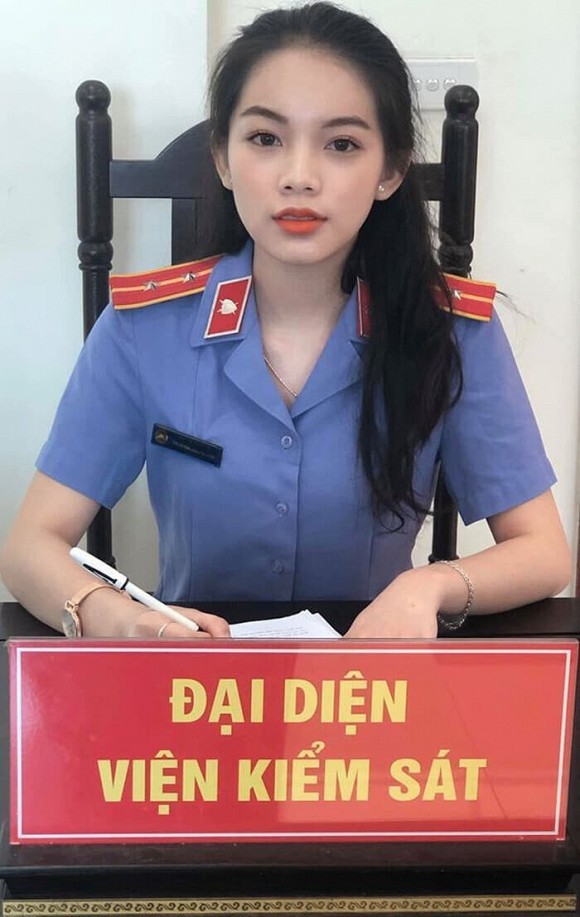Khoac ao Tham phan, nu sinh Hoc vien Toa an 'gay sot'-Hinh-5