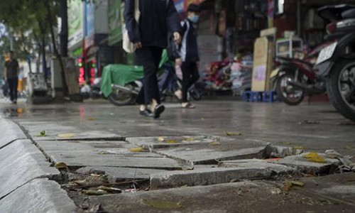 Lanh dao quan o Ha Noi: Da lat do ben 70 nam bi vo do xe co leo len via he