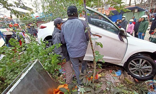 Oto “dien” lao thang vao cho coc dong nguoi, it nhat 5 nguoi nhap vien