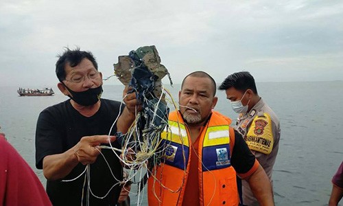 Indonesia: Tim thay manh vo cua may bay Sriwijaya Air bi mat lien lac
