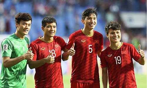 Bong da Viet Nam: Doi hinh tuoi Suu 'ganh vac tuong lai'