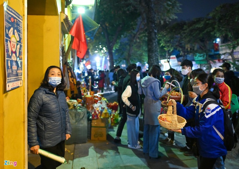 Tet Tan Suu 2021: Dan Thu do deo khau trang di le chua-Hinh-10