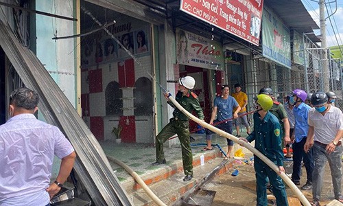 Mung 1 Tet: Vu chay thieu rui hang hoa tai 2 ki ot cho sang