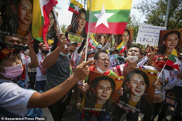 Hang chuc nghin nguoi Myanmar bieu tinh, canh sat no sung o co do Baga-Hinh-11