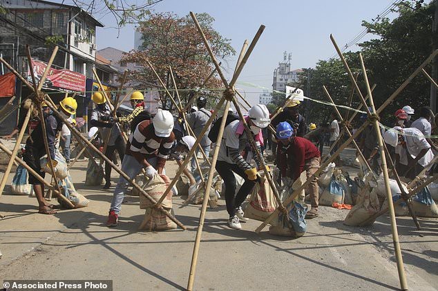 Hang chuc nghin nguoi Myanmar bieu tinh, canh sat no sung o co do Baga-Hinh-6