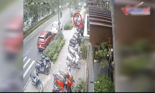 Video: Hai ten trom mo khoa danh cap xe SH giua ban ngay o Ha Noi