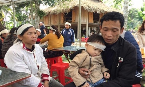 Tai nan tham khoc o Thanh Hoa: Ngay tang chung o ban
