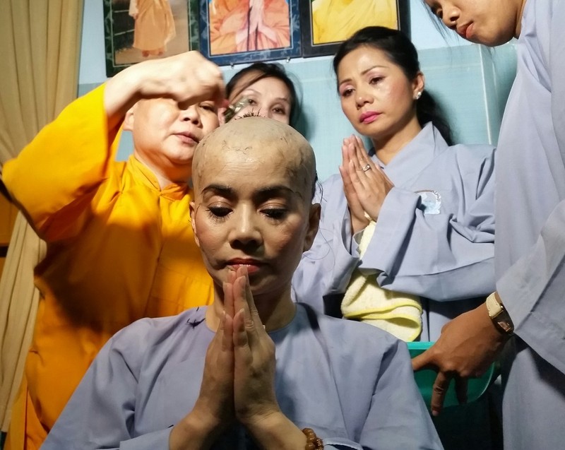 Hoa hau ao dai Bich Lien xuong toc di tu gio ra sao?-Hinh-3