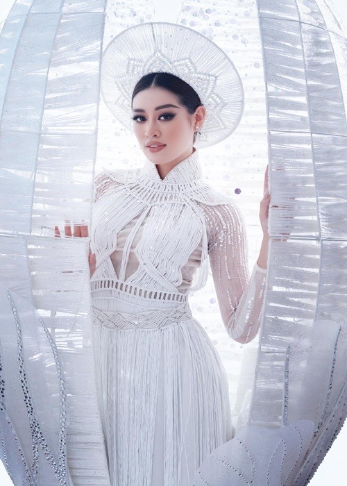 Khanh Van gap su co khi thi quoc phuc o Miss Universe-Hinh-9