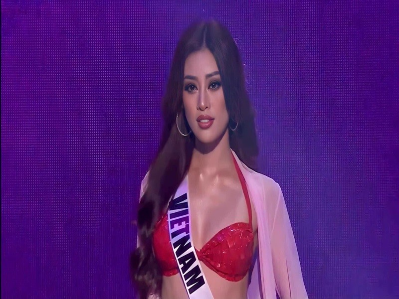 Khanh Van goi cam voi bikini o ban ket Miss Universe 2020