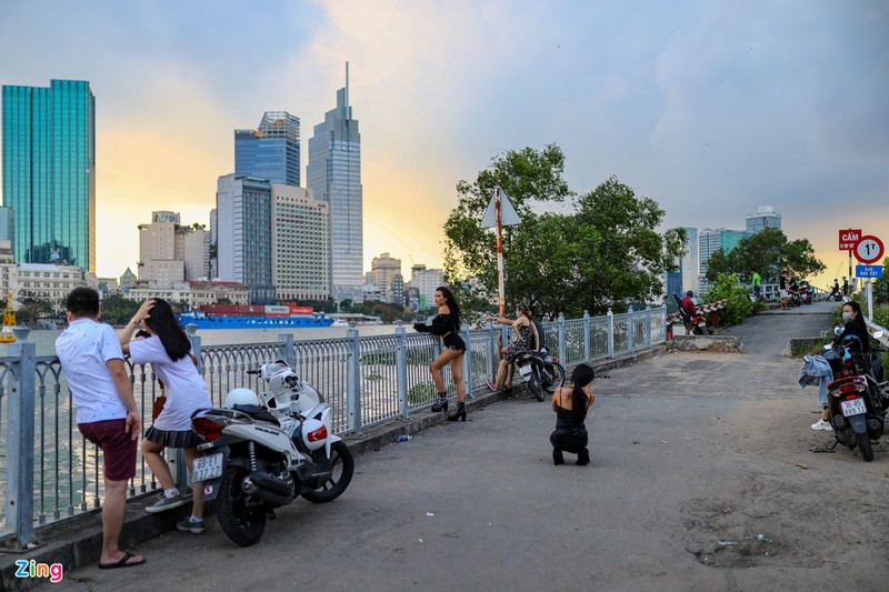 Trung tam TP.HCM vang ve sau lenh cam tu tap tren 10 nguoi-Hinh-9