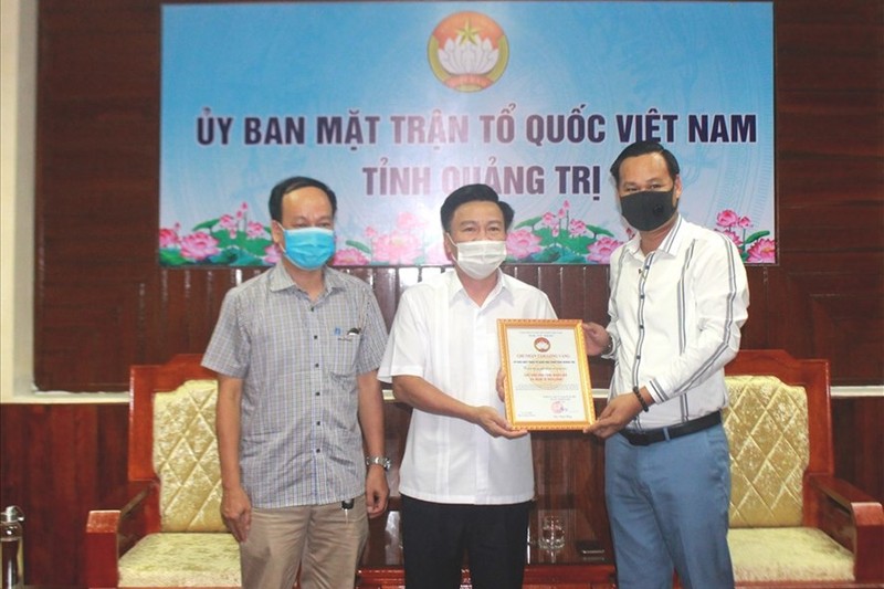 Hoai Linh gui 1 ty den ba con Quang Tri giua on ao tu thien