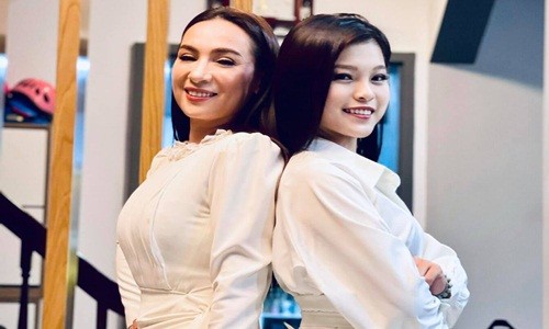 Con gai nuoi tiet lo Phi Nhung khoc vi scandal