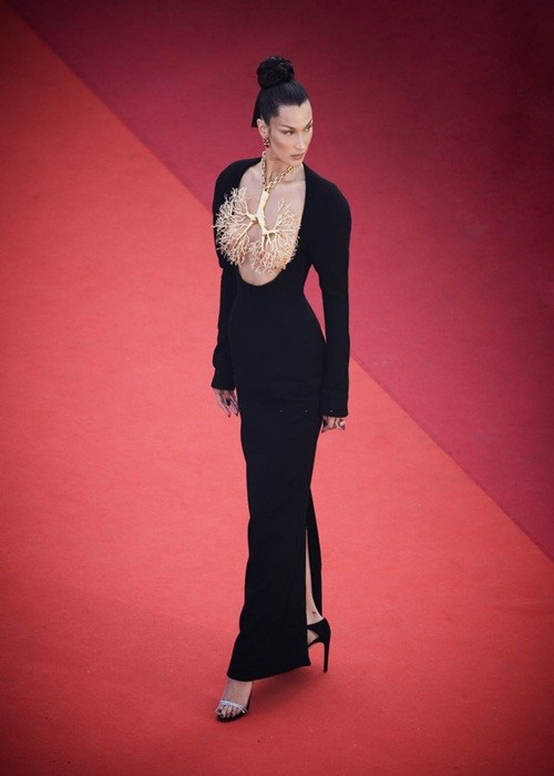 Cannes ngay thu 6: Sieu mau Bella Hadid dung vong co thay noi y-Hinh-4