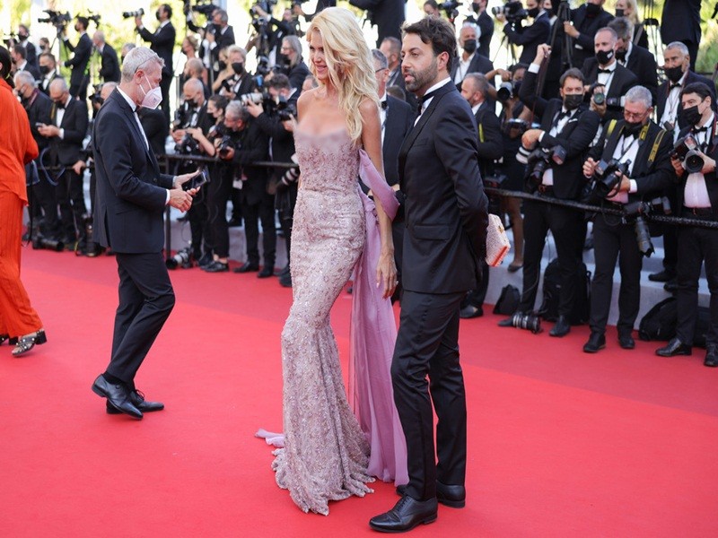 Cannes ngay thu 6: Sieu mau Bella Hadid dung vong co thay noi y-Hinh-8
