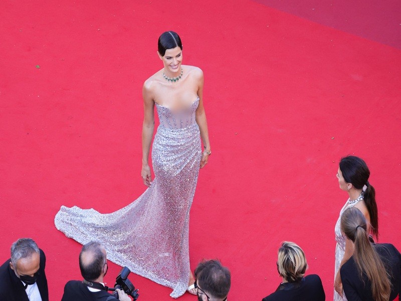 Cannes 2021 ngay 8: Sieu mau Brazil Isabeli Fontana goi cam dot mat-Hinh-3