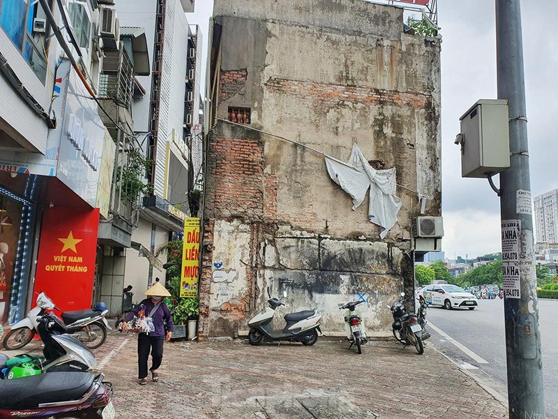 Can canh hang loat 'lo cot ky di' om tron via he Ha Noi-Hinh-2