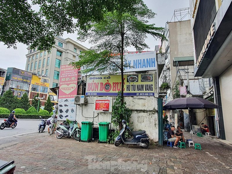 Can canh hang loat 'lo cot ky di' om tron via he Ha Noi-Hinh-3