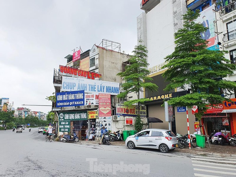 Can canh hang loat 'lo cot ky di' om tron via he Ha Noi