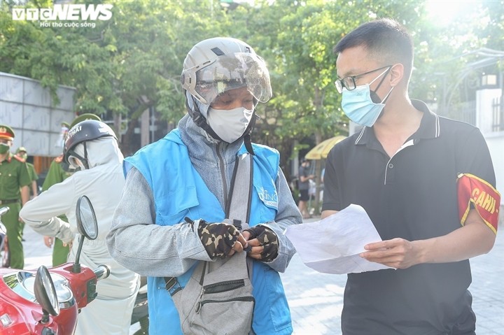 Quay dau xe bo chay khi thay chot kiem soat nguoi di duong o Ha Noi-Hinh-11