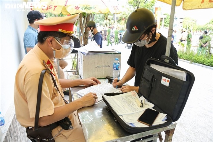 Quay dau xe bo chay khi thay chot kiem soat nguoi di duong o Ha Noi-Hinh-12