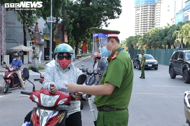 Quay dau xe bo chay khi thay chot kiem soat nguoi di duong o Ha Noi-Hinh-13